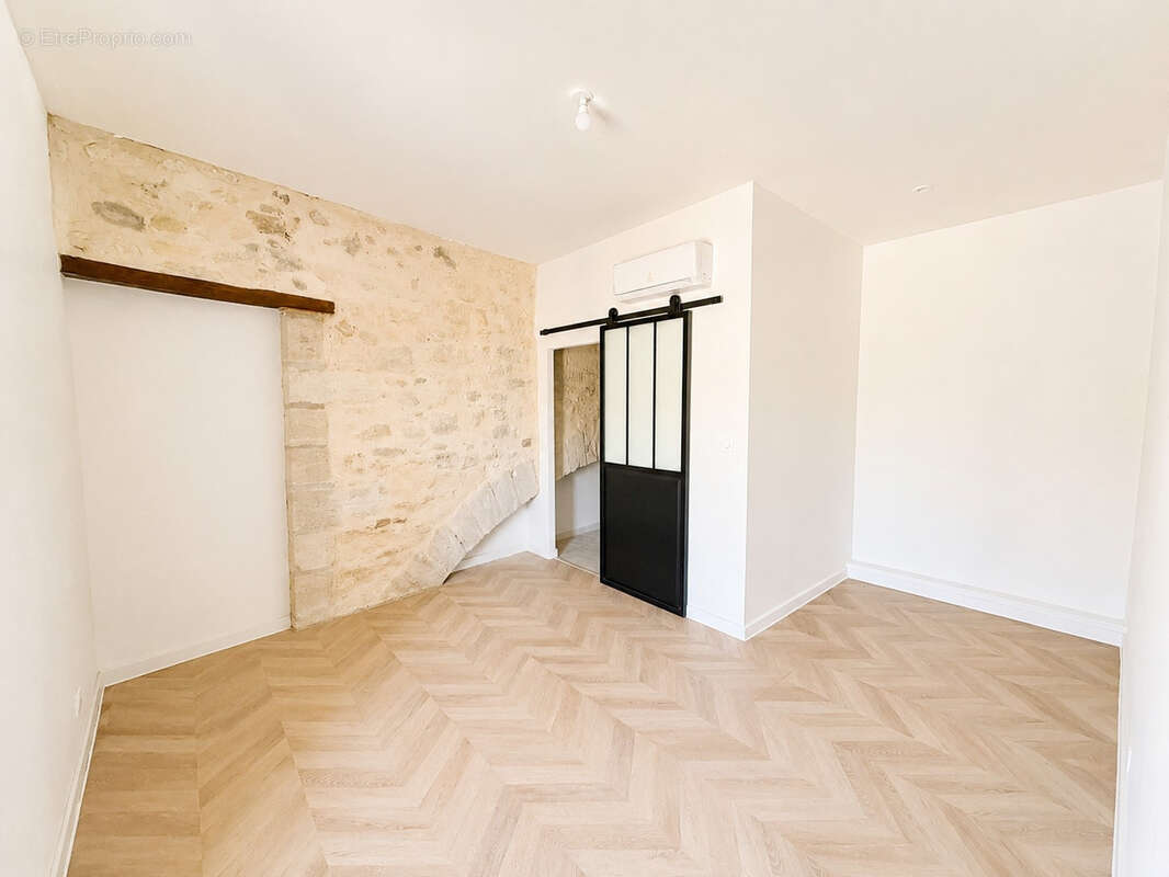 Appartement 2 pièces entièrement rénové à UZÈS - photo 2