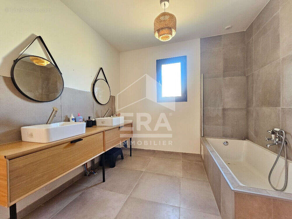 Maison à ROULLET-SAINT-ESTEPHE