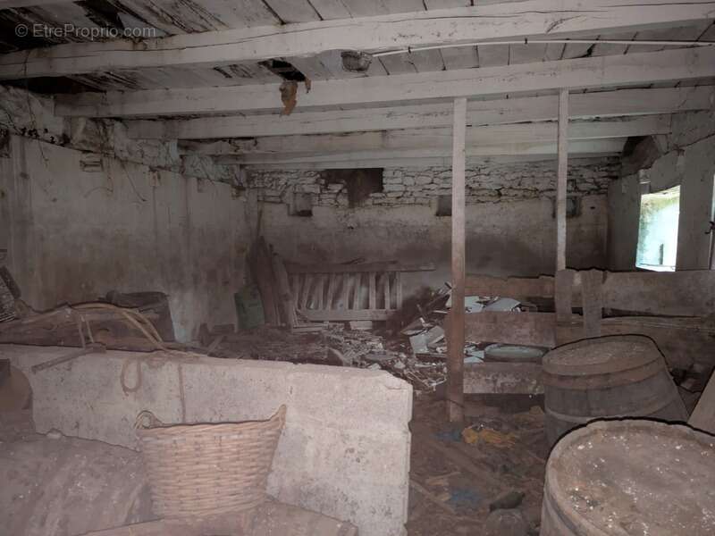 Plouay en campagne bâtiment en pierre sous ardoise et bac acier de 75m² parcelle de 380m² - photo 6