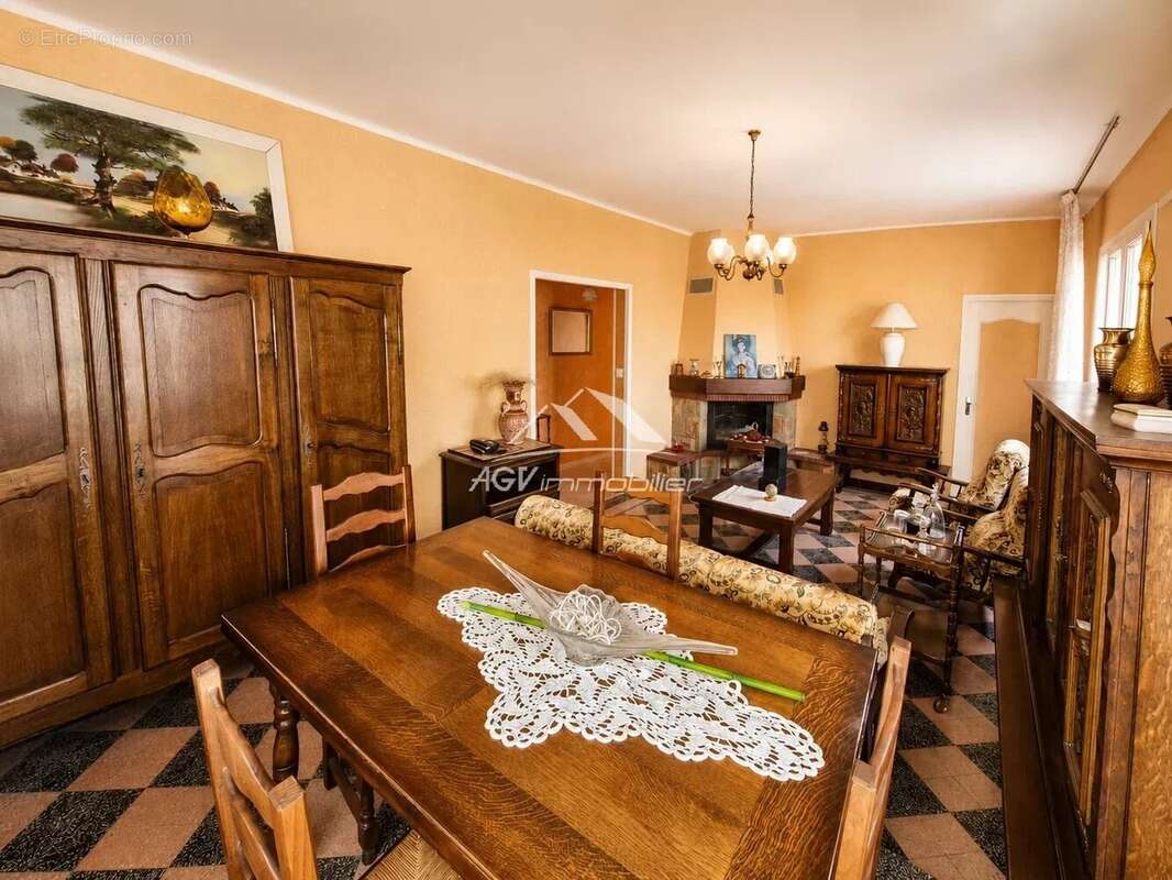 A Alès, maison d'environ 142 m² avec terrain attenant proche des commodités - photo 4