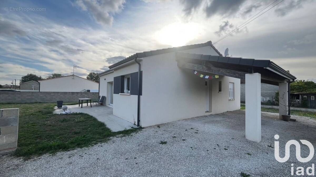 Photo 1 - Maison à ROULLET-SAINT-ESTEPHE