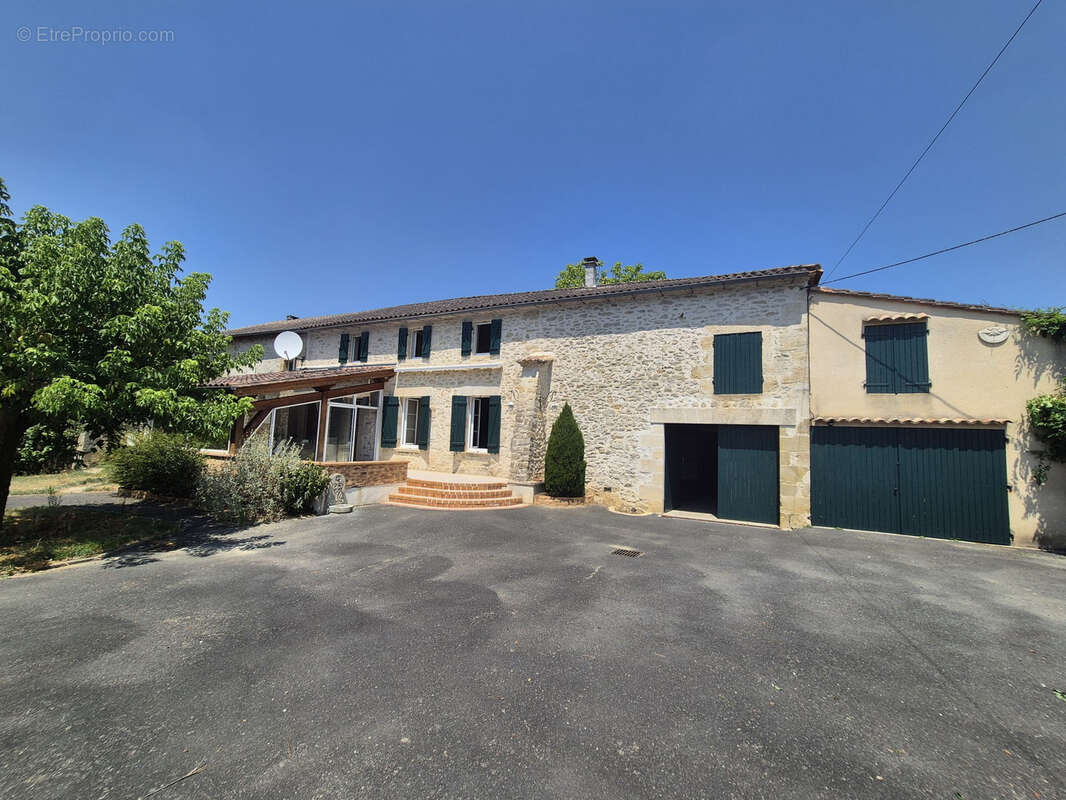 Maison en pierre de 209 m2 avec piscine et dépendances sur un terrain clos de 7075 m2 - photo 2
