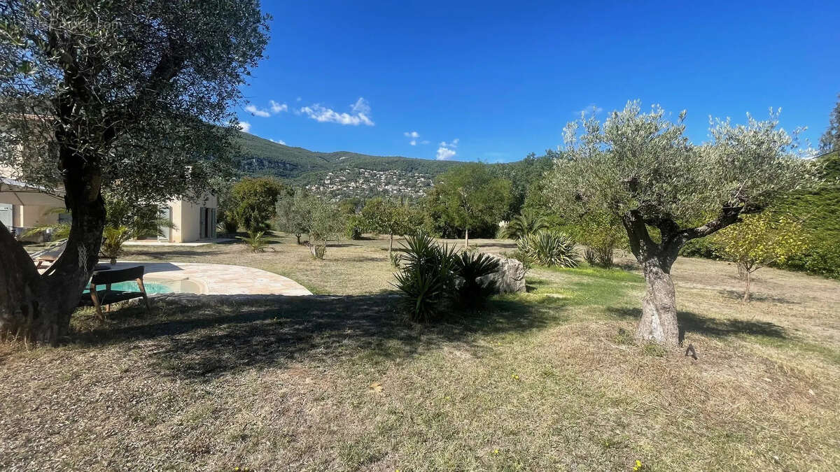 Maison à CHATEAUNEUF-GRASSE