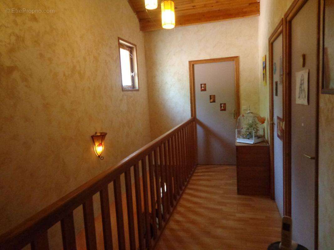 Coubon(43), maison de 240 m2 habitables, 4 chambres sur 1440 m2 de terrain - photo 7