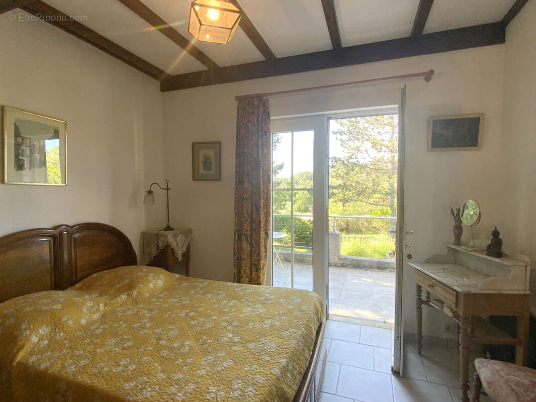Villa de plain pied au calme , terrain avec piscine et vue dégagée. - photo 10