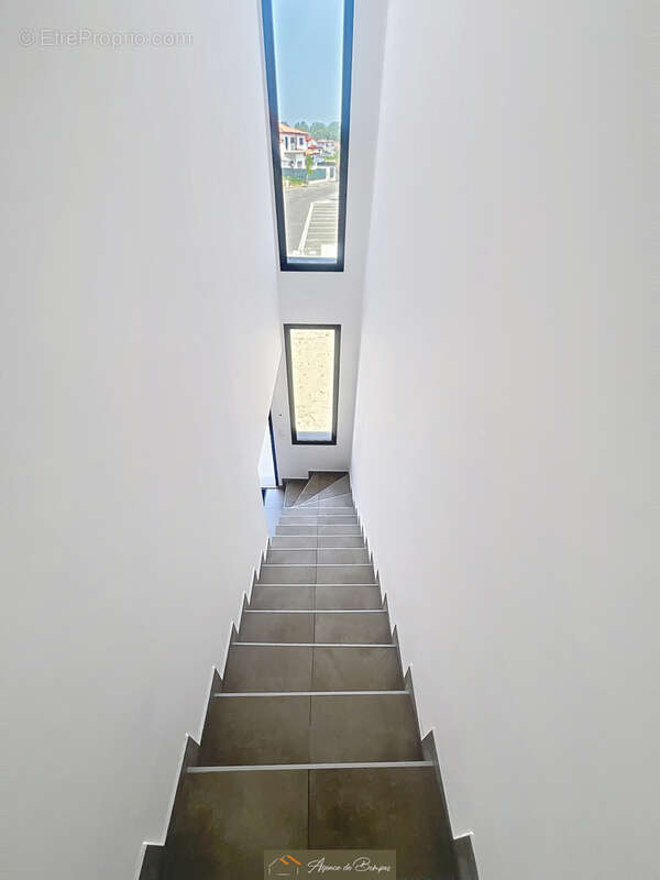 Secteur residentiel - villa 3 faces 123  m2 hbts  sur 356 m2 de terrain  - - photo 13