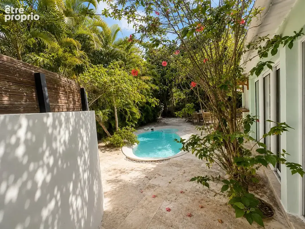 Villa t5 avec piscine et dépendance saint gilles: tout a pieds! - photo 4