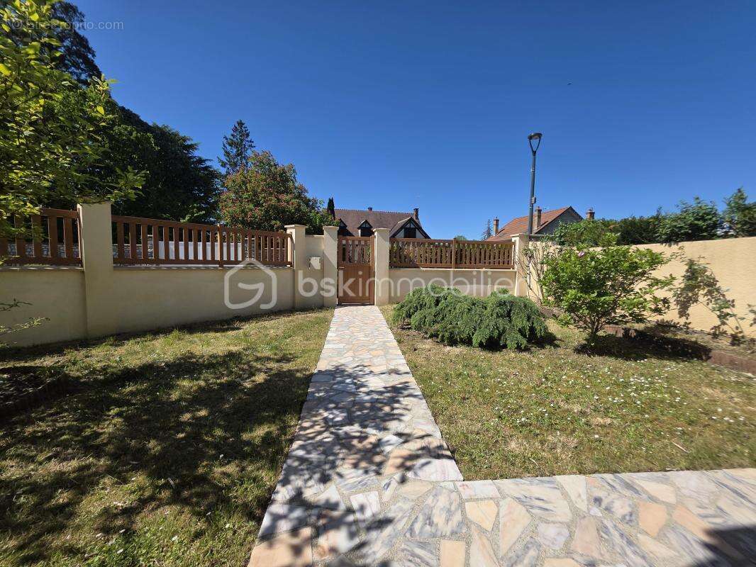 Maison à MONTCOURT-FROMONVILLE
