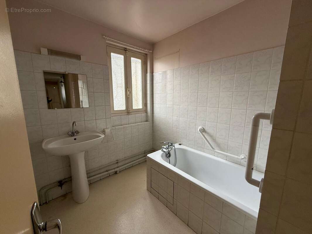 LOURDES CENTRE – Ensemble immobilier à fort potentiel avec ateliers, appartement, garages et terrasse - photo 19