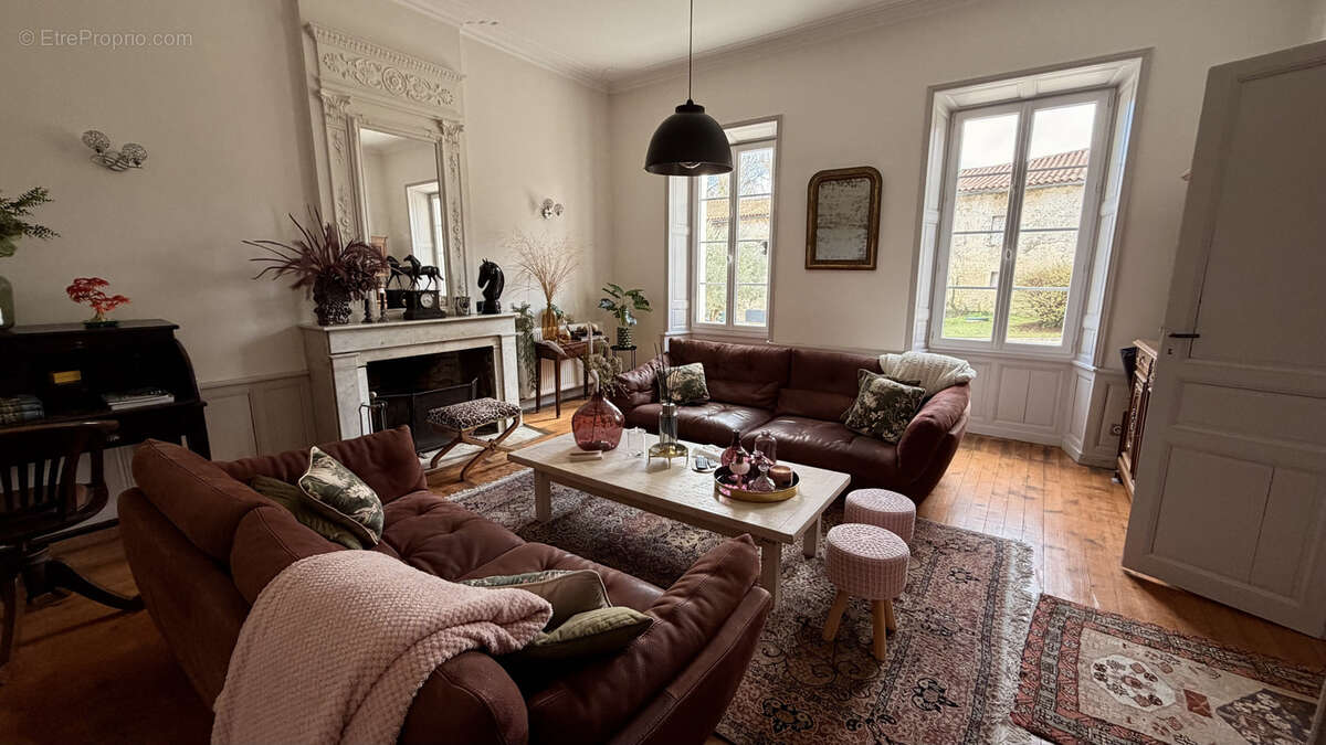 Maison à SAINT-JEAN-D'ANGELY