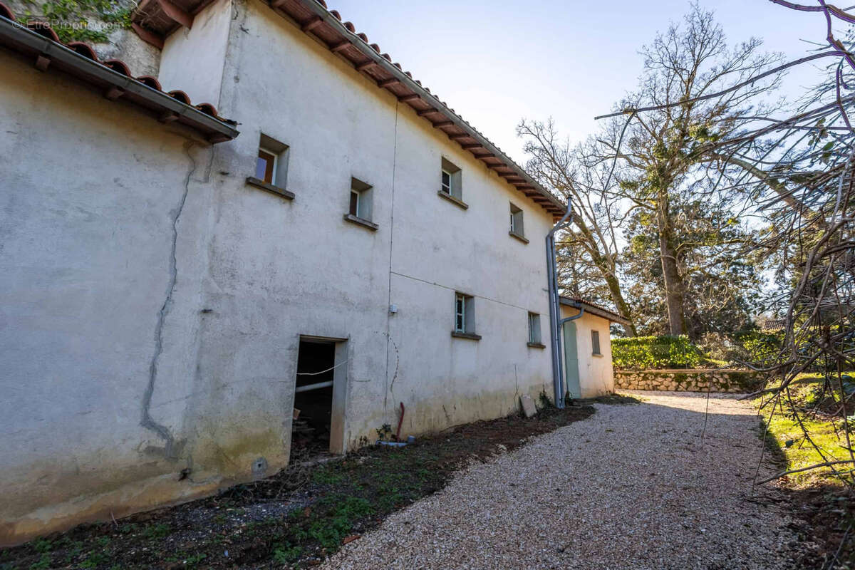 Stone Presbytere in a hamlet with mountain views - photo 22