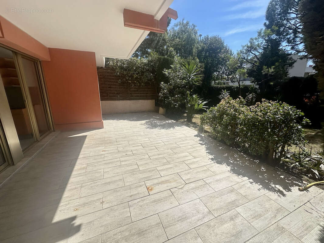 Appartement à SAINT-LAURENT-DU-VAR