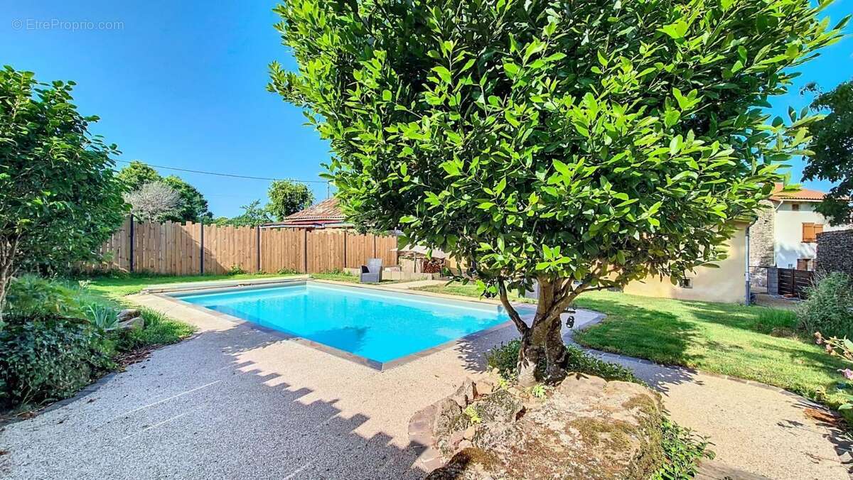 Maison à COMPREIGNAC