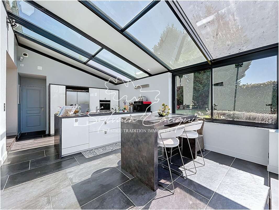 Propriété à vendre proche de CHATEAUNEUF SUR LOIRE  - 1 hectare - Fermette de caractère de 394m2 - Piscines chauffée - Cours de  - photo 5