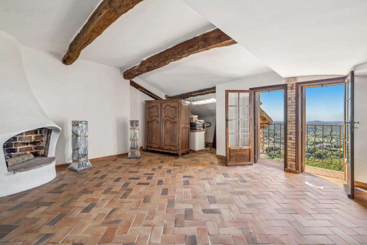 Maison à CHATEAUNEUF-GRASSE