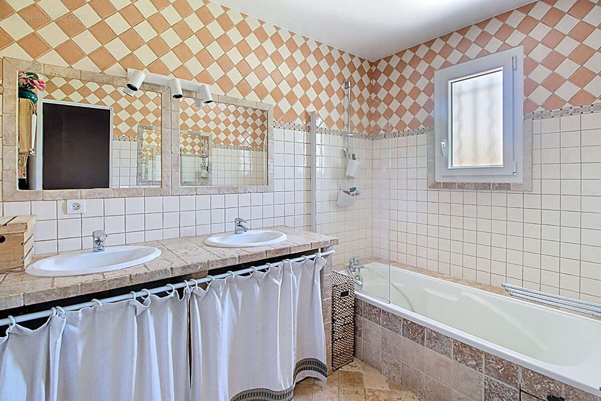 A VENDRE EN EXCLUSIVITE ! À  SAINT ANTONIN DU VAR Maison - 6 pièces 153 m2 sur un terrain de  1200 m2 avec piscine - photo 7