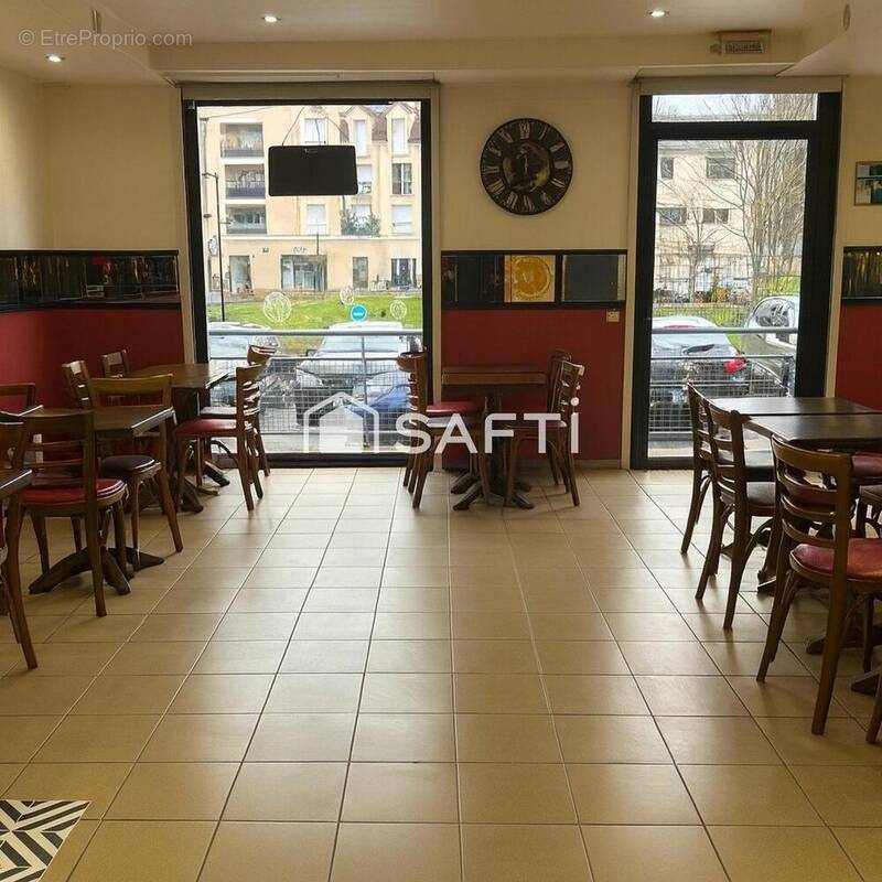 Photo 1 - Commerce à OSNY