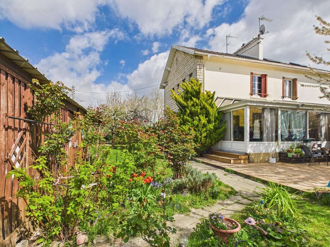 Maison à LA CHAPELLE-SAINT-LUC