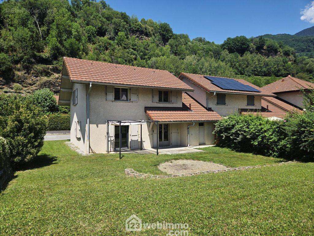 En exclusivité sur la plaine de Conflans à Albertville, maison mitoyenne de 98m² et son terrain de 517m². - Maison à ALBERTVILLE