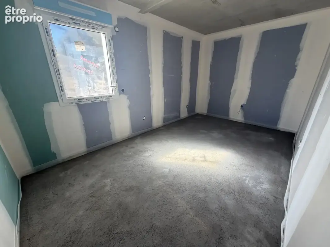 Appartement avec balcon - 2 Parkings sécurisés et notaire réduits - photo 9