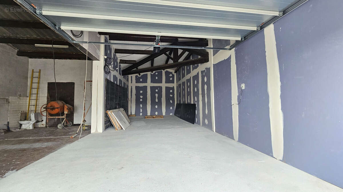 Commerce à CHATEAUNEUF-LES-MARTIGUES