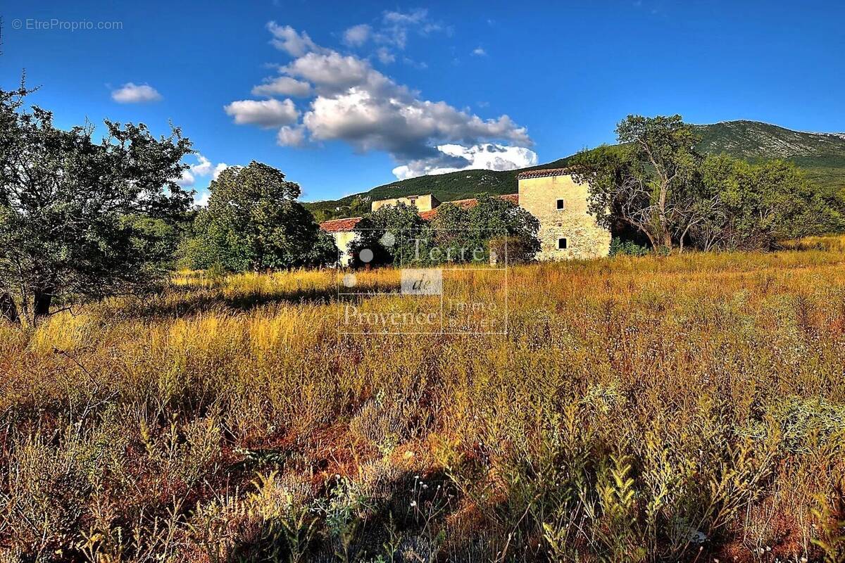 Maison à LES SALLES-SUR-VERDON