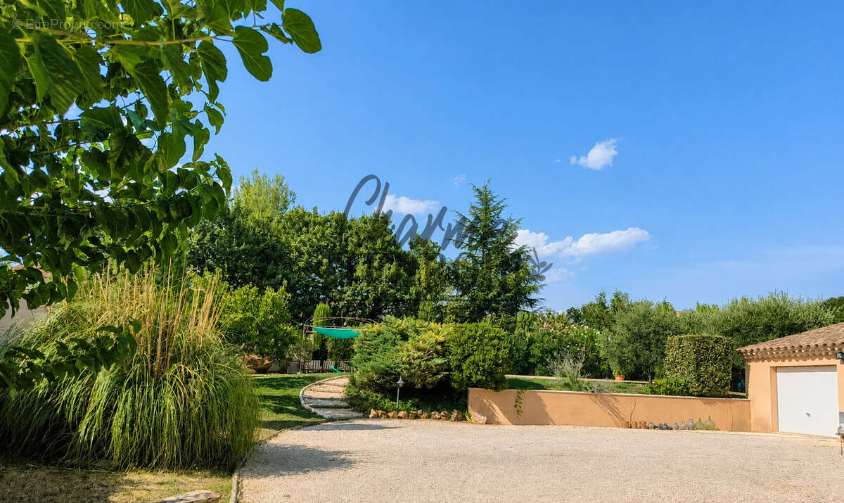 St Quentin la Poterie Villa avec piscine  - un cadre de vie méditéranéen privilégié - photo 9