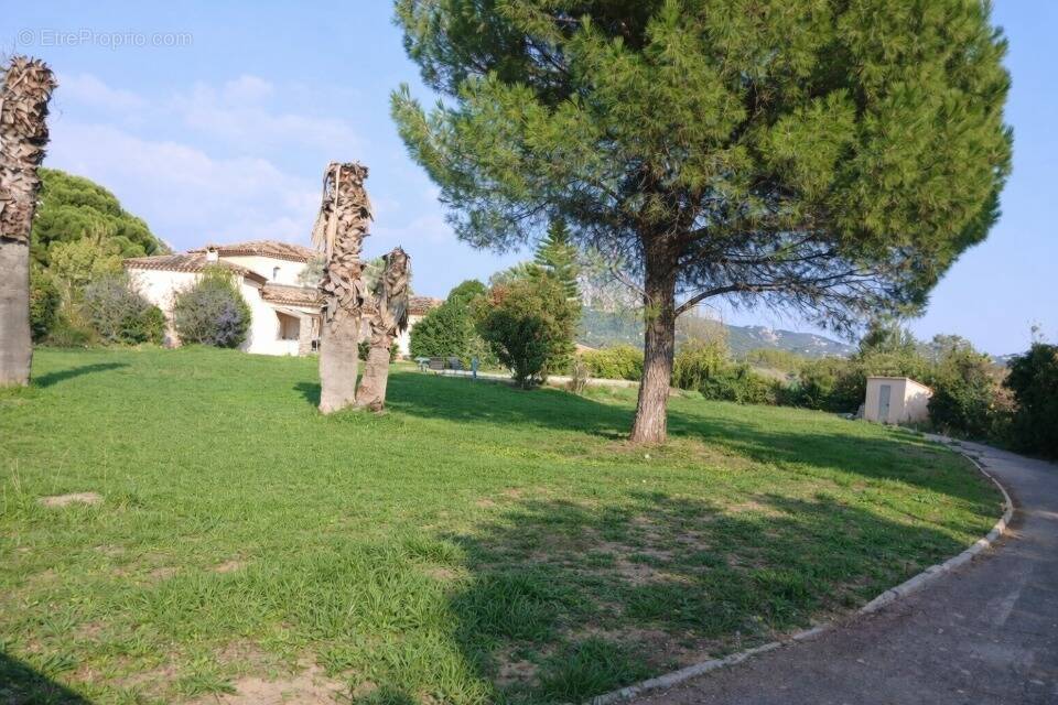 Terrain à LA CRAU
