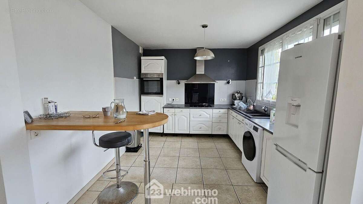 Une cuisine de 11 m² lumineuse. - Maison à ONCY-SUR-ECOLE