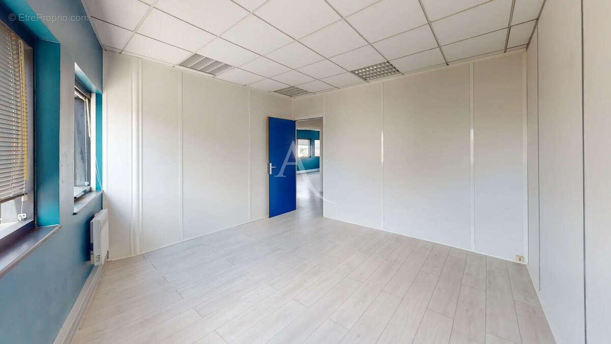 Local commercial CHILLY-MAZARIN 95.03 m² - photo 8