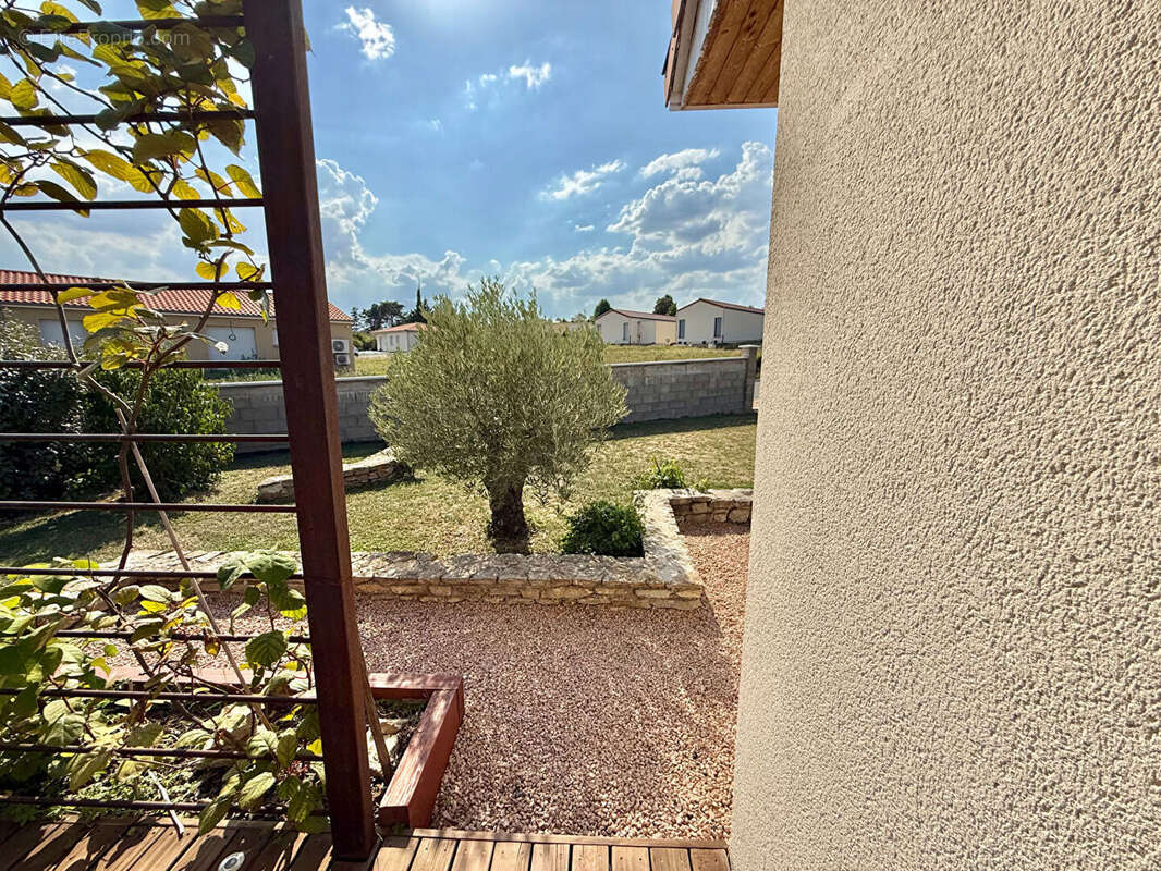 ARTONNE / Villa à vendre de plain-pied de 113 M2 avec garage et annexe extérieur pour réceptions ! - photo 11