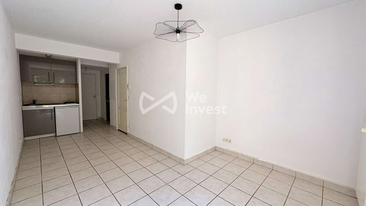 Pièce de vie + coin cuisine - Appartement à MAINVILLIERS