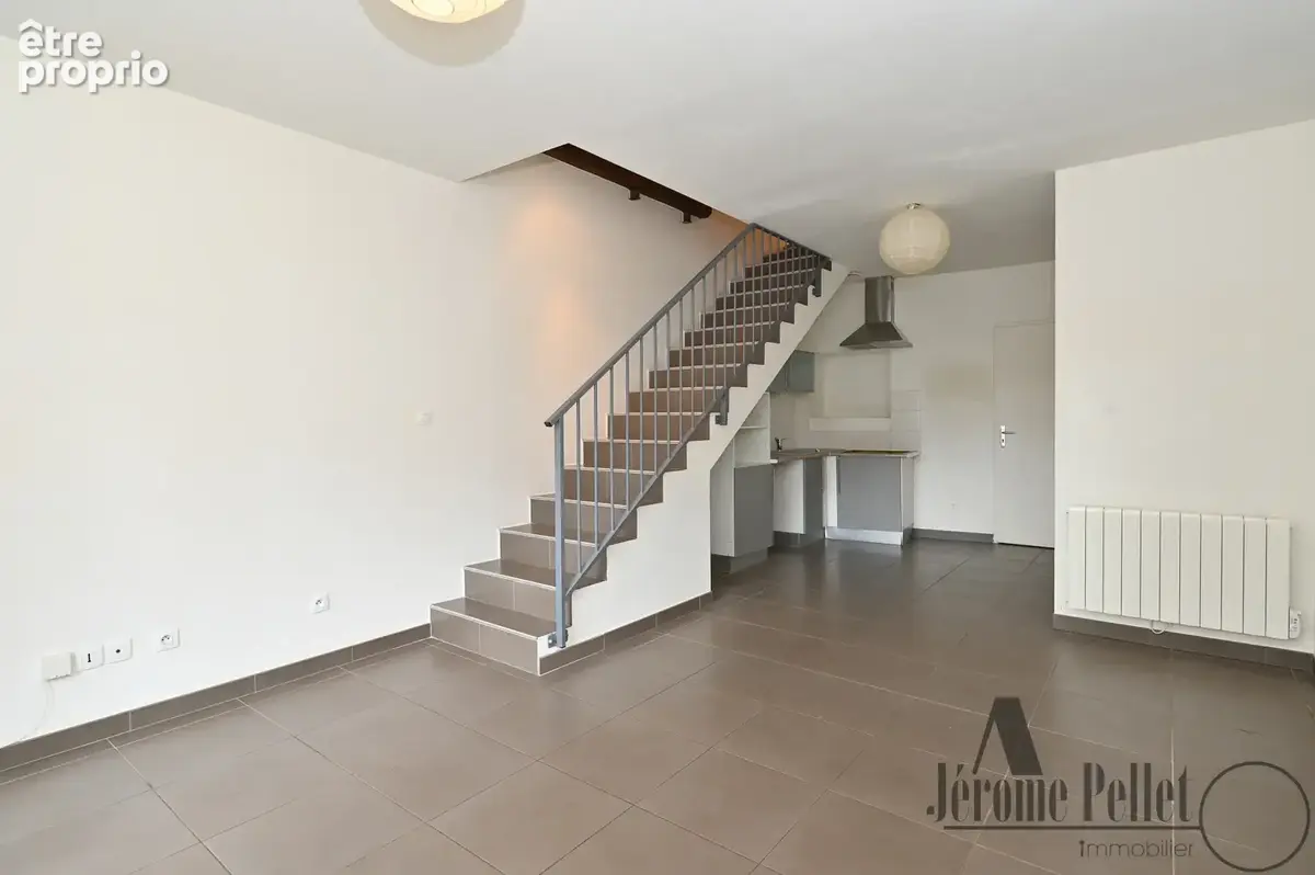 COMMUNAY - CENTRE-VILLE - Triplex 79,73 m2 (Loi Carrez) - photo 2