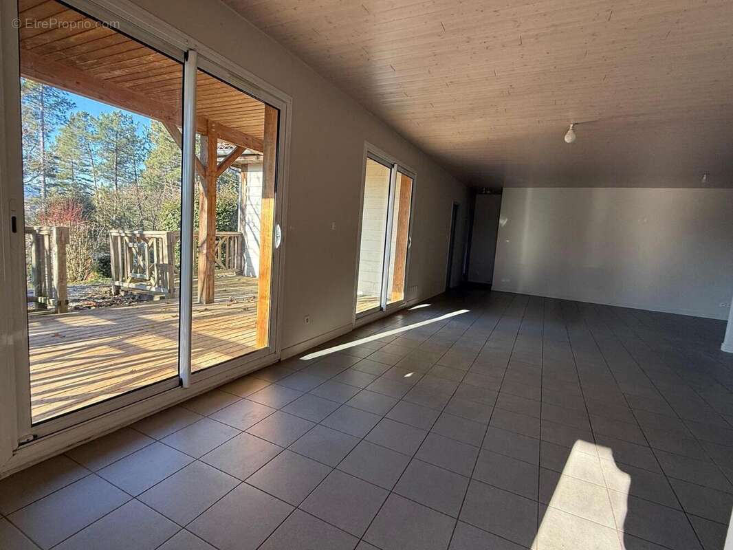   - Maison à UCEL