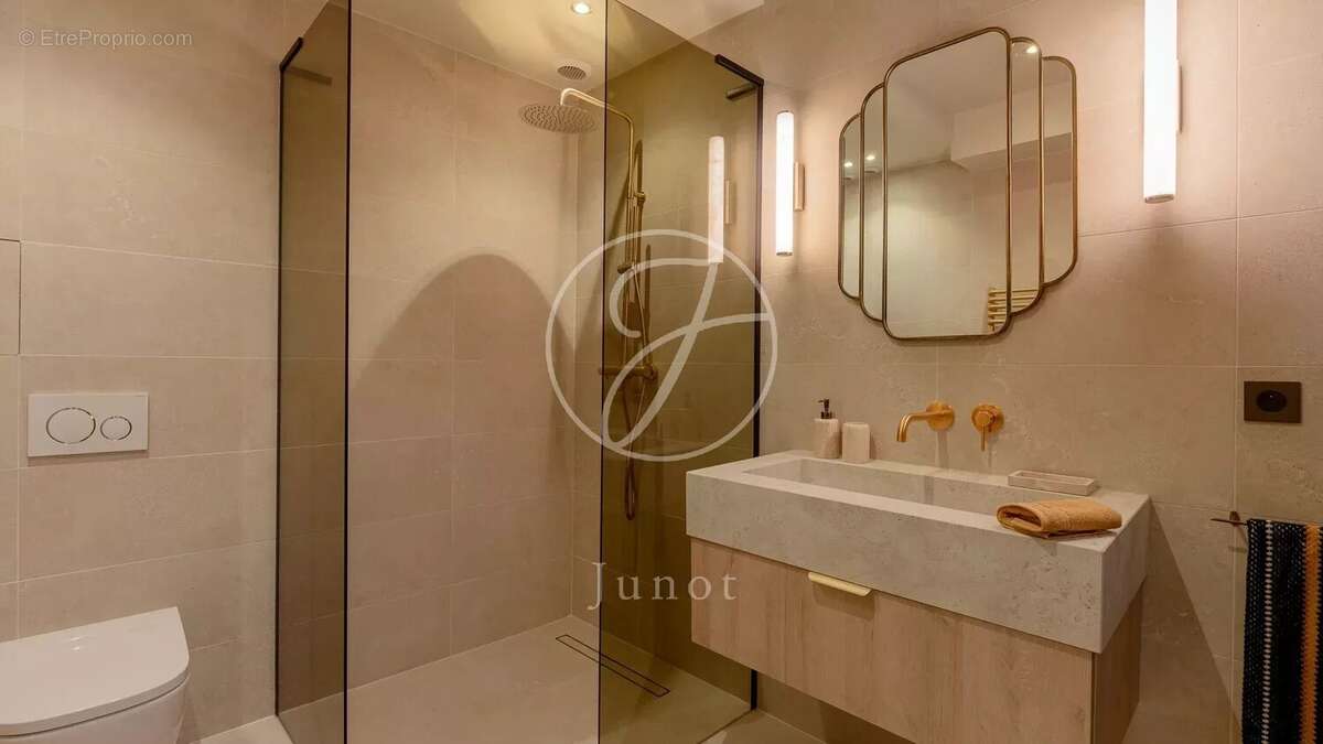 Appartement à PARIS-8E