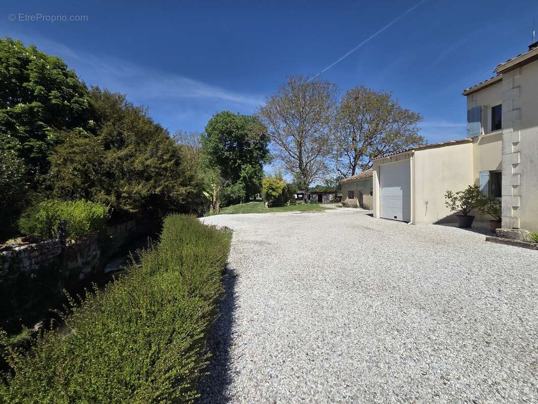 Maison à LA COURONNE
