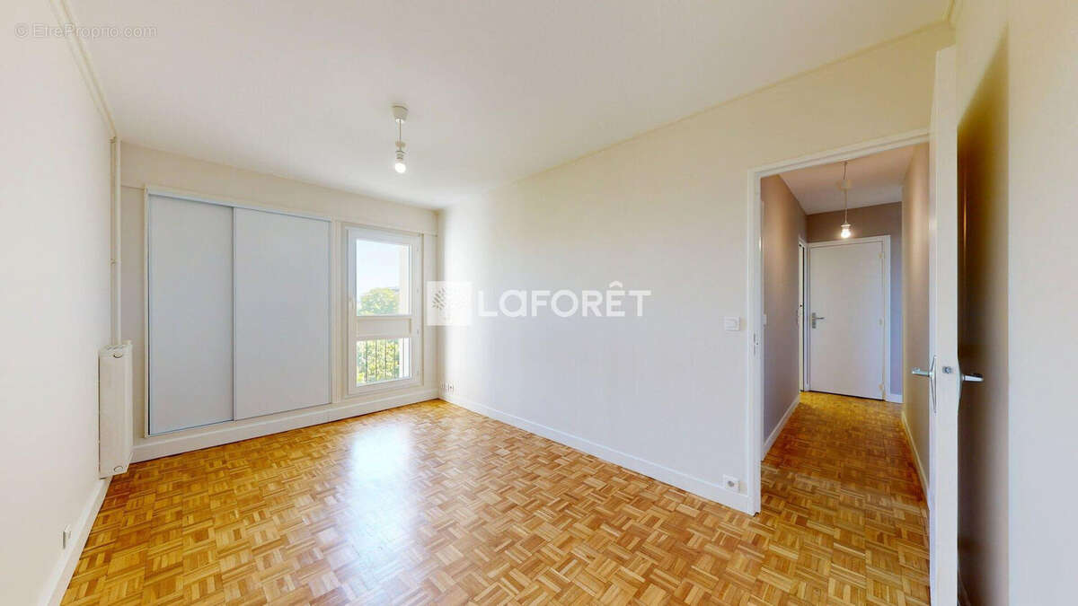 NANTERRE - Appartement 3 pièces avec balcon, parking et cave. - photo 2