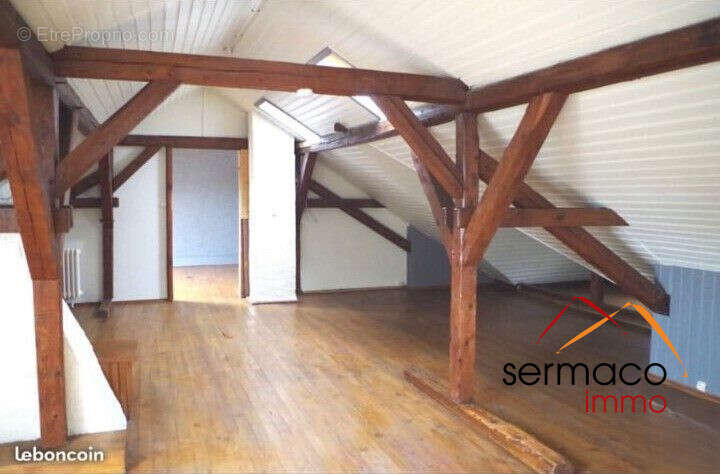 grande pièce à l'étage - Appartement à SARREGUEMINES