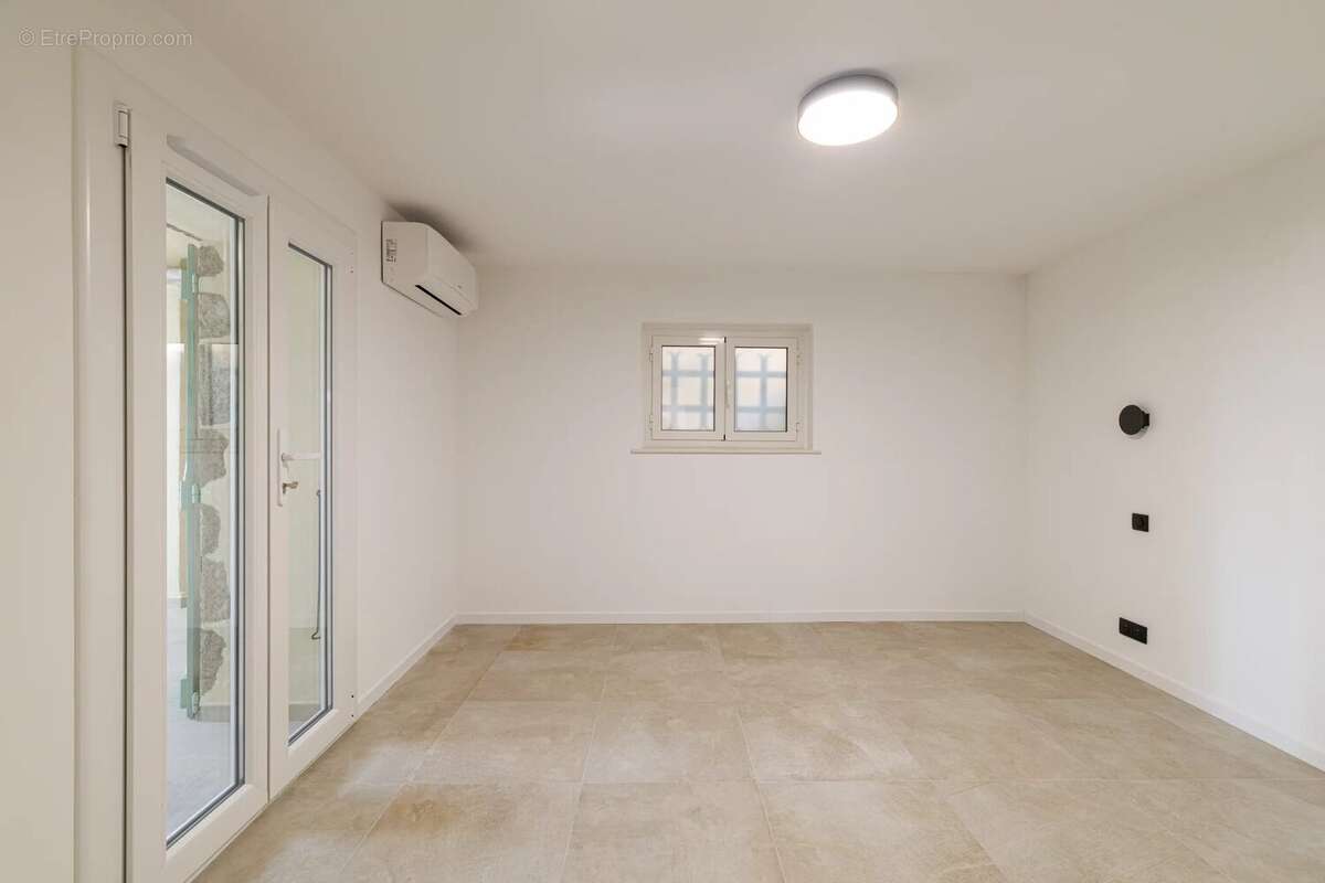 Appartement à SAINT-LAURENT-DU-VAR