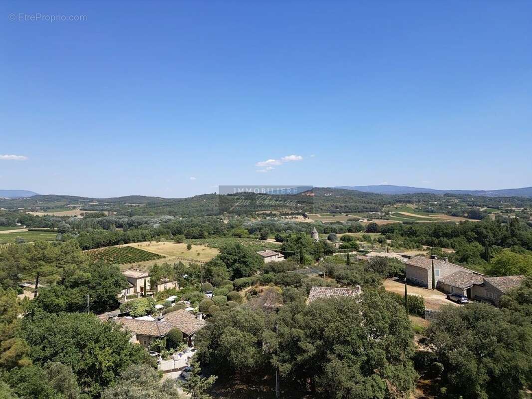 À Gordes, charmante maison en pierre de quatre chambres avec vue dégagée sur le Luberon. - photo 2