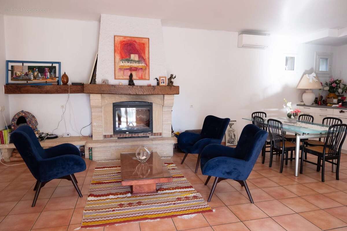 Maison à FONTVIEILLE