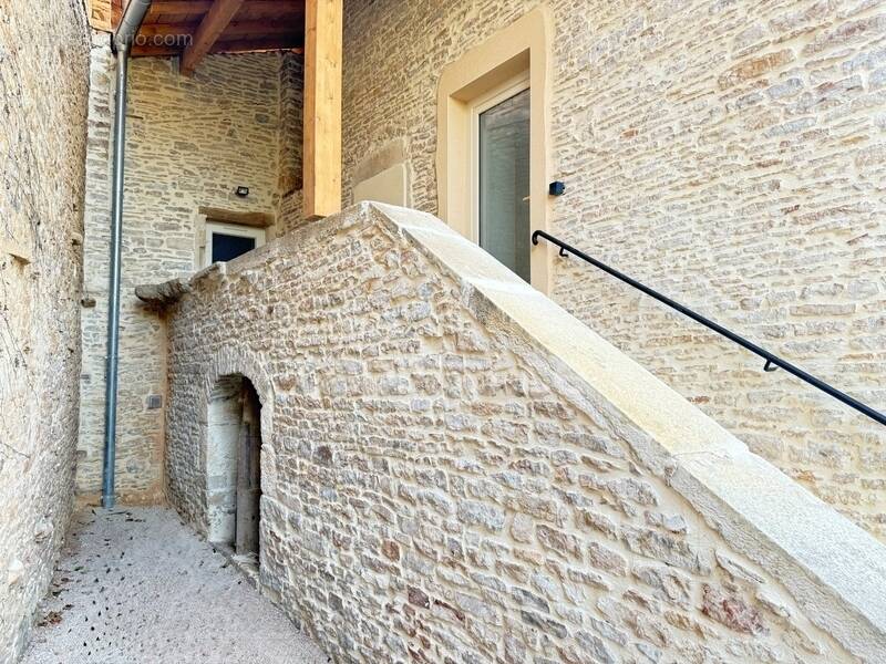 Le charme de l’ancien, le confort du moderne – Maison rénovée de 124 m² à Saint-Maurice-de-Satonnay - photo 3