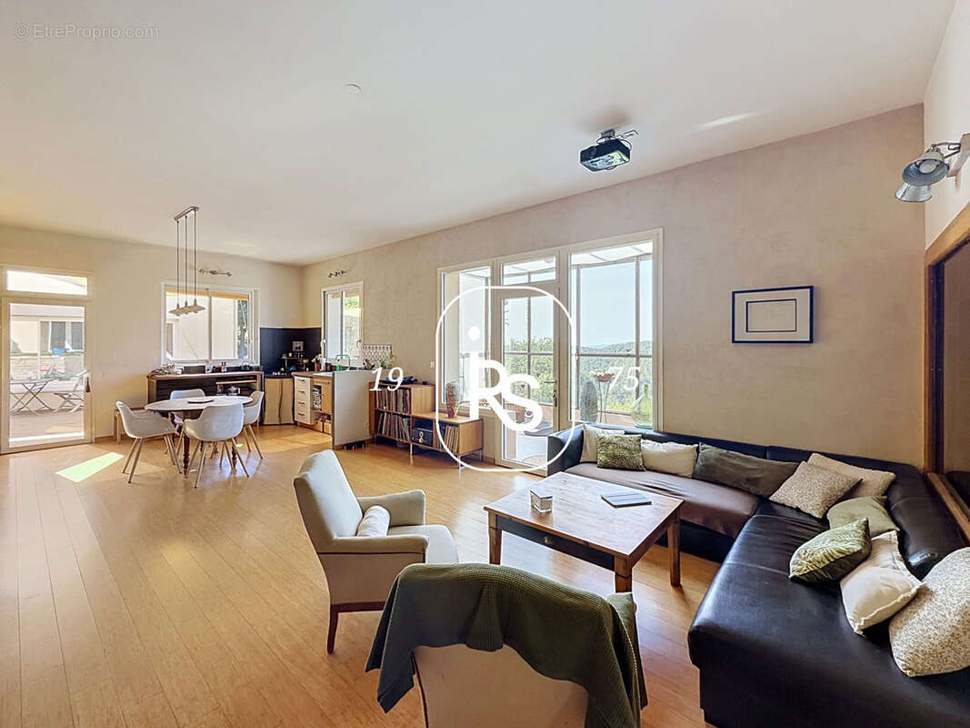 Maison contemporaine  de 112 m2 habitables avec dépendance 38 m2, vue panoramique et terrain de 4295 m2. - photo 7