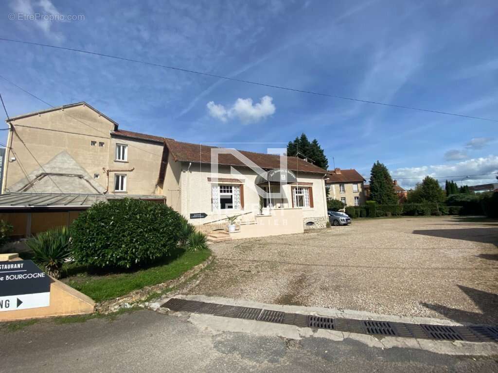 Commerce à PARAY-LE-MONIAL