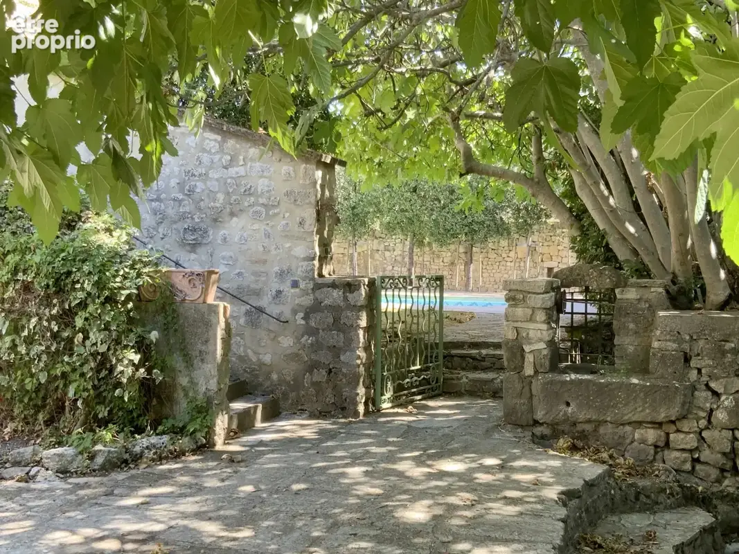 Charmante propriété en pierre offrant un cadre de vie rare au cœur d’un charmant village avec commerces. - photo 2