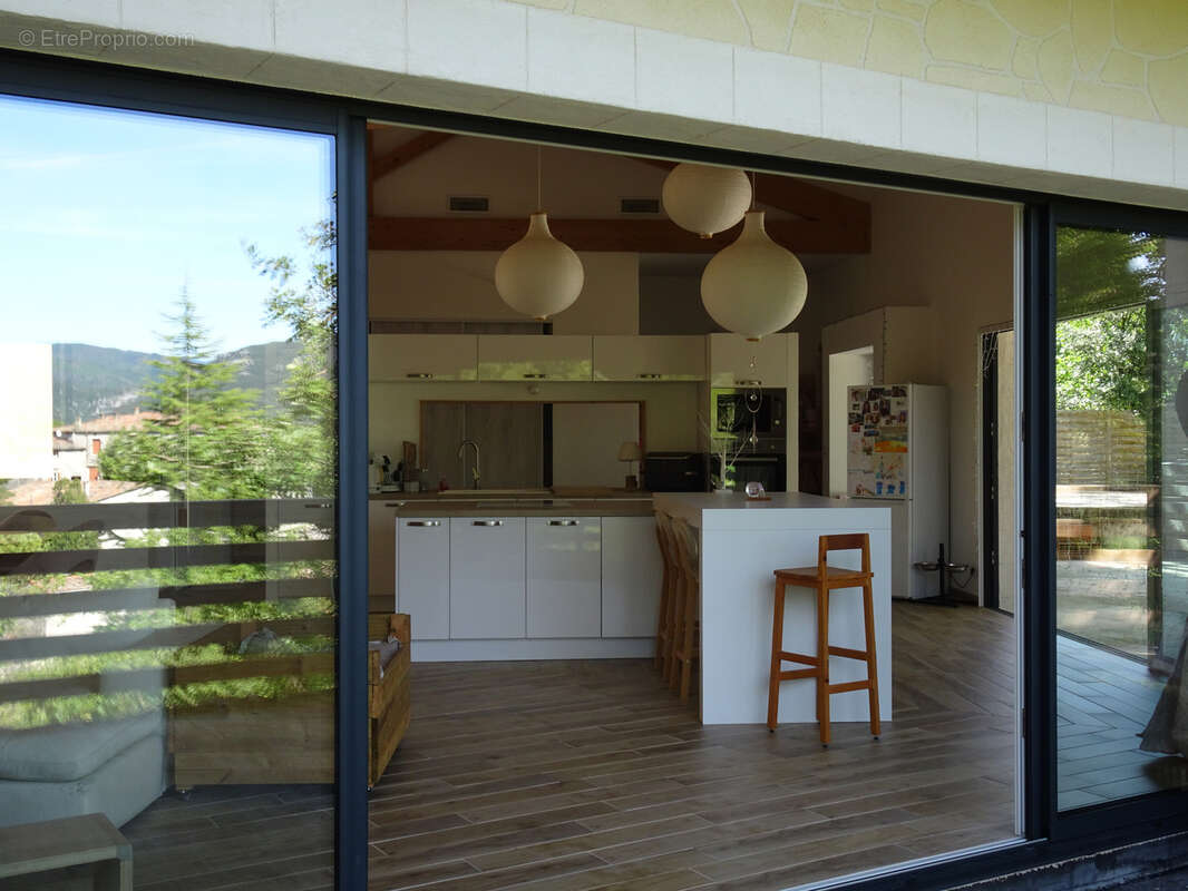 Laroque, une villa d'environ 180m2 et 2 chalets - photo 3
