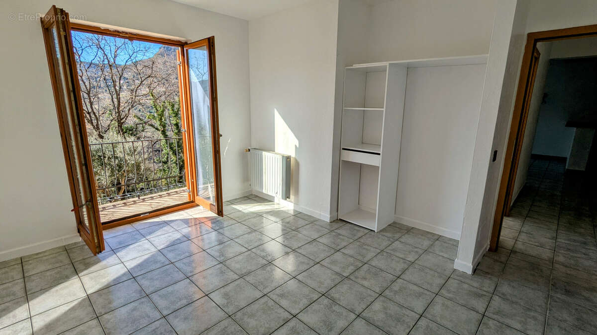 À Tourrettes-sur-Loup   Maison composée de 3 appartements + studio, piscine et vaste sous-sol - photo 16