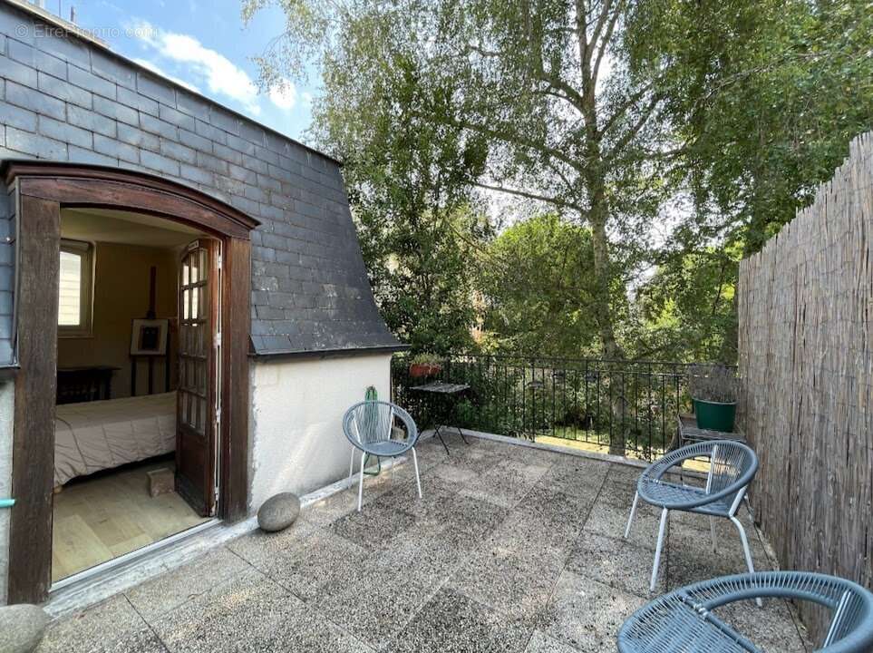Rare dans le centre de Versailles cette charmante maison de ville avec sa terrasse ensoleillée. - photo 5