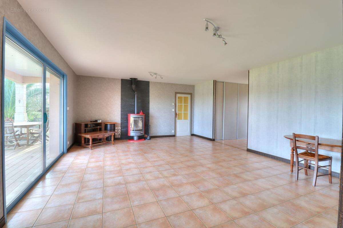 Maison à FAYE-SUR-ARDIN