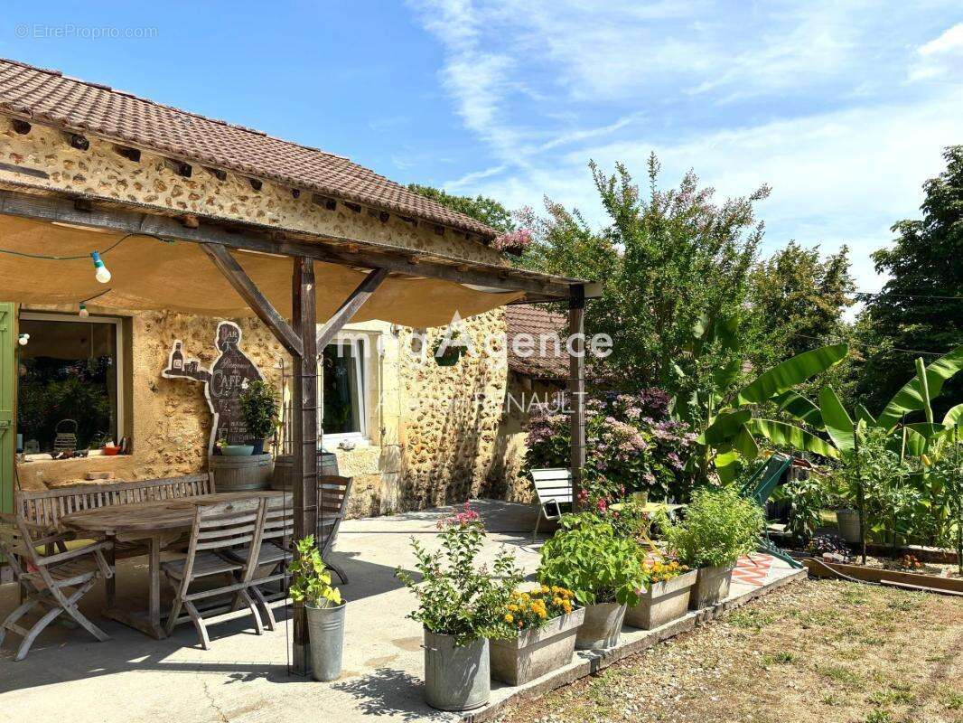 Maison en pierre avec piscine, gîte et dépendances - 203 m2 - photo 3
